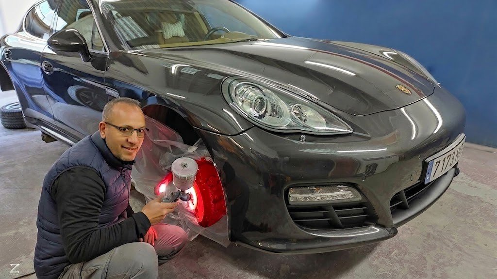 Mecánico pintando pinza