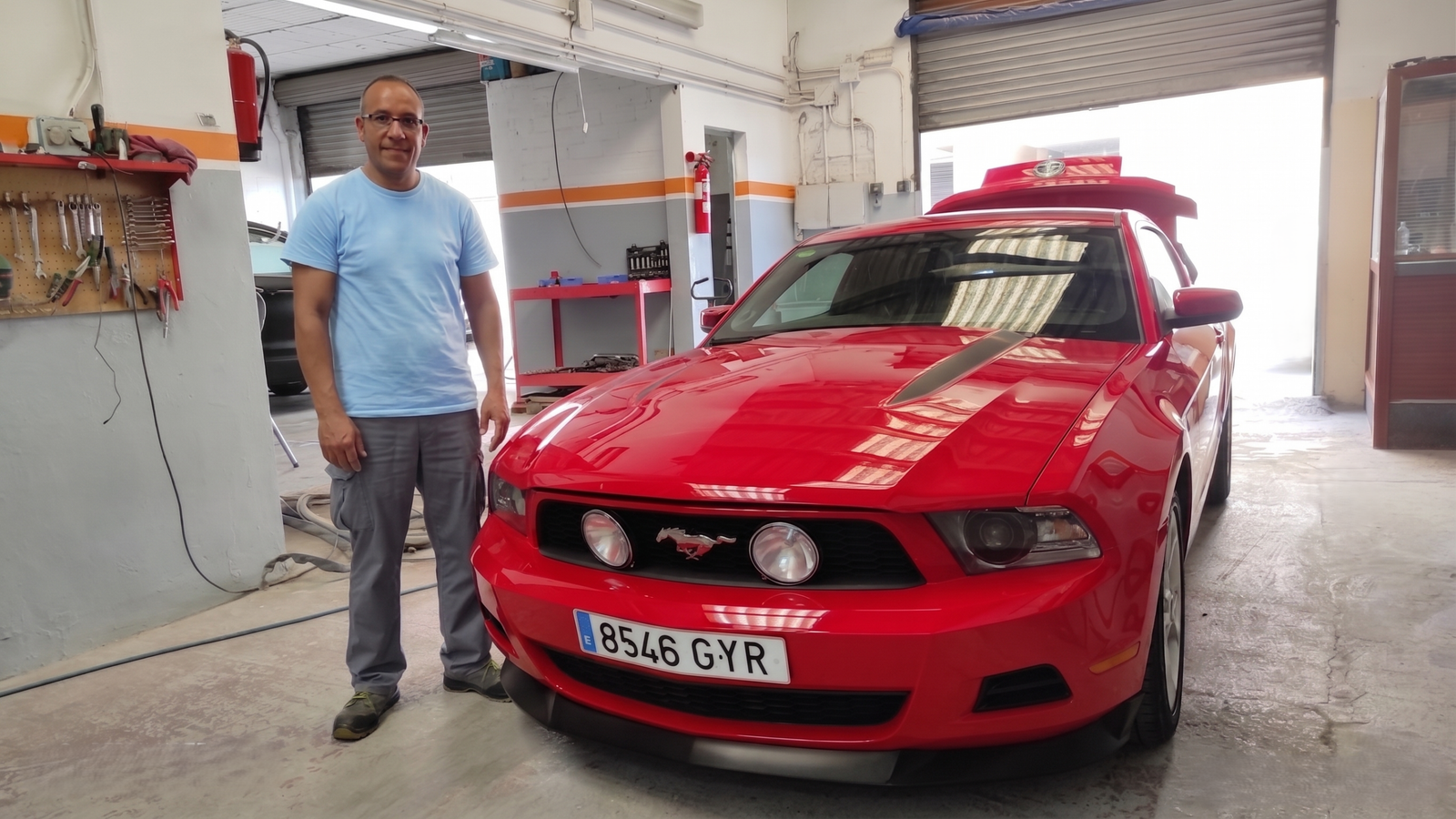 Coche rojo reparado en Taller Larbi